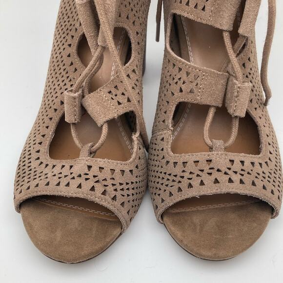 Crown Vintage Women's Faux Suede Laser Cut Peep Toe Lace Up Heel Size 7.5 - Picture 4 of 16